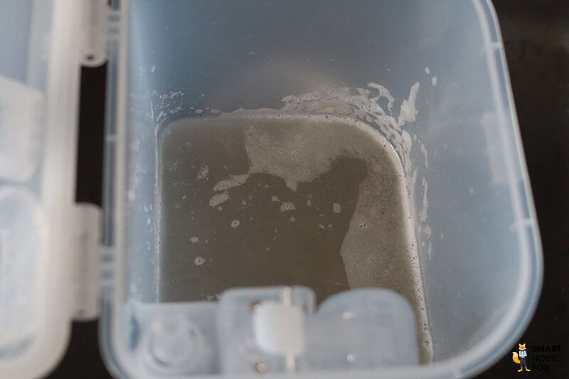 Das Schmutzwasser des Narwal Freo X Ultra wird im Waschbecken entsorgt.